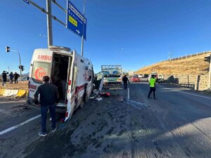 agrida ambulans ve kamyonet carpisti 7 yarali gpaqkHER.jpg